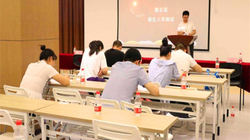 不同的在线教育机构，退费流程可能会有所不同。一般来说，退费流程包括以下几个步骤：